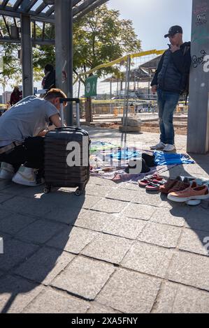 Photos cachées de vendeurs de rue illégaux appelés 'top manta' en Espagne. Ils vendent des produits contrefaits ou volés et fuient quand ils voient le p Banque D'Images