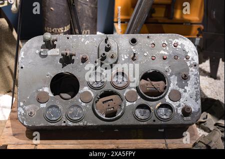 Le vieux tableau de bord rouillé d'un char Sherman Banque D'Images