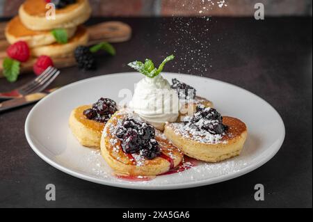 Les crêpes moelleuses garnies de crème fouettée et de mûres Banque D'Images
