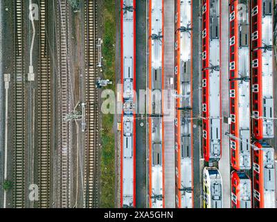 Vue de haut en bas de nombreux trains rouges et les voies ferrées Banque D'Images