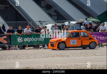 Une course de voiture rétro sur une piste lors d'une compétition à Zadar, Croatie Banque D'Images