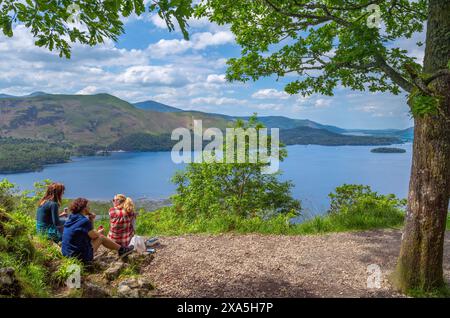 Vue sur Derwentwater depuis surprise View, Borrowdale, Lake District, Cumbria, Royaume-Uni Banque D'Images