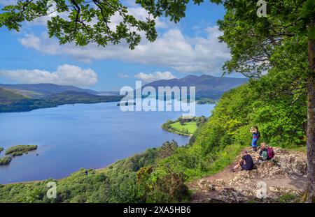 Vue sur Derwentwater depuis surprise View, Borrowdale, Lake District, Cumbria, Royaume-Uni Banque D'Images