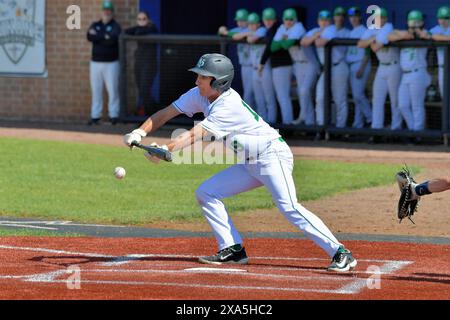 Illinois, États-Unis. Batter essayant de déposer un bunt de sacrifice pour faire avancer les baserunners. Banque D'Images