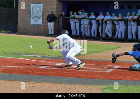 Illinois, États-Unis. Batter essayant de déposer un bunt de sacrifice pour faire avancer les baserunners. Banque D'Images