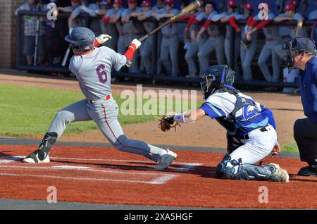 Illinois, États-Unis. Joueur suivant sur le swing après avoir pris contact avec un terrain pendant un match de baseball de lycée. Banque D'Images