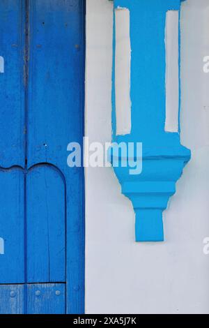 360 épaisse, vieille porte en bois bleu Azur et un motif en plâtre en forme de pilier en bleu ciel, maison coloniale du XVIIIe siècle sur la Plaza Carmen Square. Camaguey-Cuba. Banque D'Images