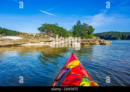 Kayak près de l'île dans la baie d'inhumation Degnen Banque D'Images