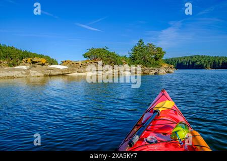 Kayak autour de l'inhumation dans l'île de la Baie Degnen Banque D'Images