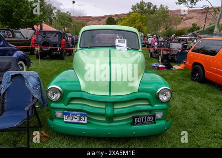 Pick-up Chevrolet 3100 1954 modifié au Moab Rotary car Show à Moab, Utah. Banque D'Images