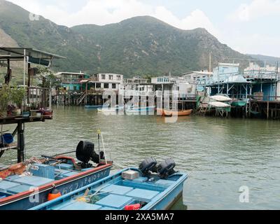 Vue des maisons sur pilotis construites dans l'eau dans le village de pêcheurs historique de Tai O sur l'île de Lantau à Hong Kong Banque D'Images