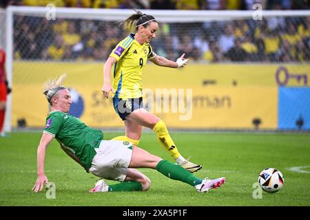 Stockholm, Suède. 04 juin 2024. Les Suédois Kosovare Asllani et Irlandais Louise Quinn lors du match de qualification pour le Championnat d'Europe de mardi entre la Suède et l'Irlande à l'arène Friends de Stockholm, Suède, le 4 juin 2024. Photo : Claudio Bresciani/TT/Code 10090 crédit : TT News Agency/Alamy Live News crédit : TT News Agency/Alamy Live News Banque D'Images