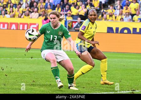 Stockholm, Suède. 04 juin 2024. L'irlandais Aoife Mannion et la suédoise Madelen Janogy lors du match qualificatif du Championnat d'Europe de mardi entre la Suède et l'Irlande à l'arène Friends de Stockholm, Suède, le 4 juin 2024. Photo : Claudio Bresciani/TT/Code 10090 crédit : TT News Agency/Alamy Live News crédit : TT News Agency/Alamy Live News Banque D'Images