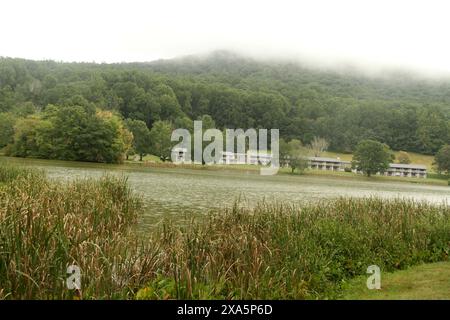 The Peaks of Otter Lodge au lac Abbott dans les Blue Ridge Mountains de Virginie, aux États-Unis Banque D'Images