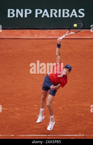 Paris, France. 04 juin 2024. Jannik Sinner d'Italie sert contre Grigor Dimitrov de Bulgarie dans le match de quart de finale masculin en simple au dixième jour de l'Open de France 2024 à Roland Garros le 4 juin 2024 à Paris. (Photo de QSP) crédit : QSP/Alamy Live News Banque D'Images