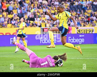 Stockholm, Suède. 04 juin 2024. La suédoise Madelen Janogy et la gardienne irlandaise Courtney Brosnan lors du match de qualification pour l'Euro de mardi entre la Suède et l'Irlande à l'arène Friends de Stockholm, Suède, le 4 juin 2024. Photo : Claudio Bresciani/TT/Code 10090 crédit : TT News Agency/Alamy Live News crédit : TT News Agency/Alamy Live News Banque D'Images