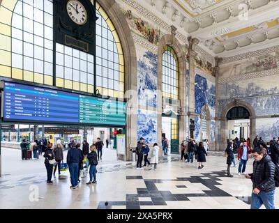 L'intérieur de la gare de Sao Bento à Porto est un terminal ferroviaire du XXe siècle avec de grands panneaux d'environ vingt mille tuiles azulejo Banque D'Images