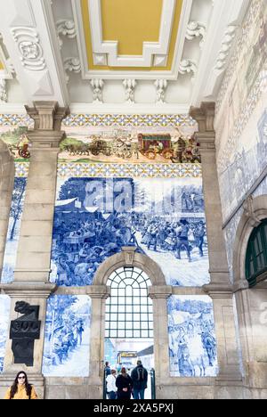 L'intérieur de la gare de Sao Bento à Porto est un terminal ferroviaire du XXe siècle avec de grands panneaux d'environ vingt mille tuiles azulejo Banque D'Images