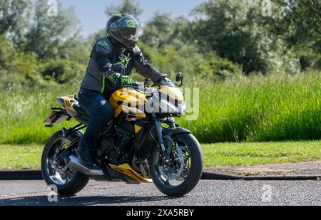 Stony Stratford, Royaume-Uni - 2 juin 2024 : 2023 Triumph Street Triple RS jaune moto sur une route de campagne britannique Banque D'Images