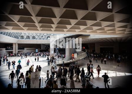 Paris, France. 04 juin 2024. La Pyramide du Louvre est montrée lors de la présentation en avant-première de l'exposition de deux tableaux volés par les nazis à la famille juive Javal pendant l'occupation, qui sont rendus à leurs héritiers grâce aux travaux de la Commission d’indemnisation des victimes d’expropriations à Paris, France, le 3 juin 2024. (Photo de Andrea Savorani Neri/NurPhoto) crédit : NurPhoto SRL/Alamy Live News Banque D'Images