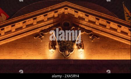 Une vue nocturne des détails complexes de la cathédrale Saint-Pierre. Banque D'Images