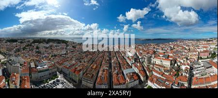 Vue panoramique du centre-ville de Lisbonne avec la rivière tejo comme arrière-plan, Lisbonne, Portugal Banque D'Images