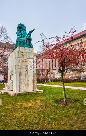 BUDAPEST, HONGRIE - FERBRUARY 21, 2022 : Monument aux défenseurs de Przemysl dans le parc Gyoni Geza ter, le 21 février à Budapest, Hongrie Banque D'Images