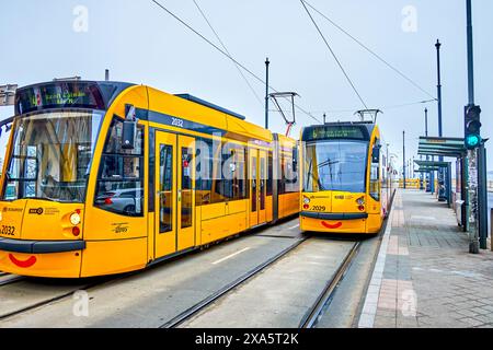 BUDAPEST, HONGRIE - FERBRUARY 21, 2022 : tramways sur Jaszai mari ter arrêt de tramway sur la place du même nom, le 21 février à Budapest, Hongrie Banque D'Images