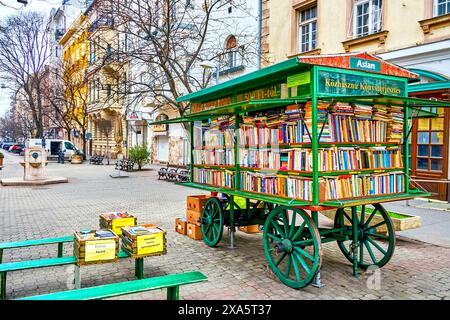 BUDAPEST, HONGRIE - FERBRUARY 21, 2022 : librairie vintage sur l'ancienne calèche, le 21 février à Budapest, Hongrie Banque D'Images