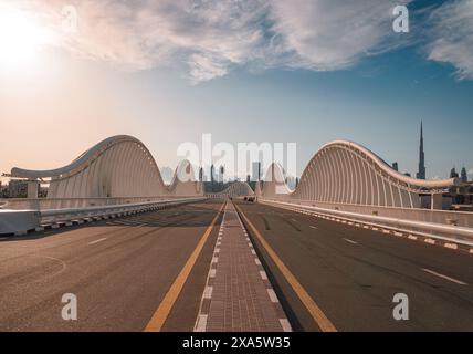 Une vue panoramique sur le pont Meydan à Dubaï, Émirats arabes Unis. Banque D'Images