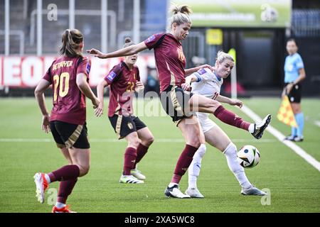 Sint Truiden, Belgique. 04 juin 2024. La belge Justine Vanhaevermaet et la tchèque Tereza Krejcirikova en action lors d'un match de football opposant l'équipe féminine belge les Red Flames et la République tchèque, mardi 04 juin 2024 à Sint-Truiden, match 4/6 des qualifications des Championnats d'Europe 2025. BELGA PHOTO TOM GOYVAERTS crédit : Belga News Agency/Alamy Live News Banque D'Images