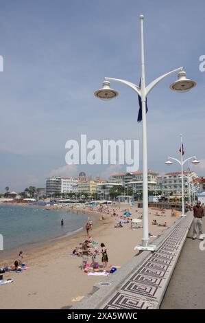 Promenade et plage à Saint-Raphaël, France Banque D'Images