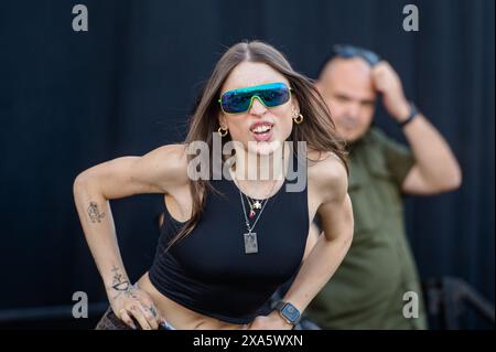 La chanteuse Angelina Mango se produira sur scène à Ottagono Square à ipercoop Mongolfiera à Molfetta, en Italie, le 4 juin 2024. La nouvelle star de la scène italienne, Angelina Mango, signe des copies de son nouvel album ''Poke Melodrama'' sur la place Ottagono à ipercoop Mongolfiera à Molfetta. L'artiste au talent limpide vit un moment en or : du concours Eurovision de la chanson 2024 au triomphe du dernier Festival de Sanremo, la chanson ''la Noia'' conquiert fans et charts. (Photo de Davide Pischettola/NurPhoto)0 Banque D'Images