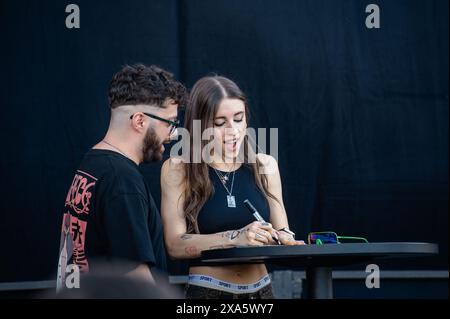 La chanteuse Angelina Mango se produira sur scène à Ottagono Square à ipercoop Mongolfiera à Molfetta, en Italie, le 4 juin 2024. La nouvelle star de la scène italienne, Angelina Mango, signe des copies de son nouvel album ''Poke Melodrama'' sur la place Ottagono à ipercoop Mongolfiera à Molfetta. L'artiste au talent limpide vit un moment en or : du concours Eurovision de la chanson 2024 au triomphe du dernier Festival de Sanremo, la chanson ''la Noia'' conquiert fans et charts. (Photo de Davide Pischettola/NurPhoto)0 Banque D'Images