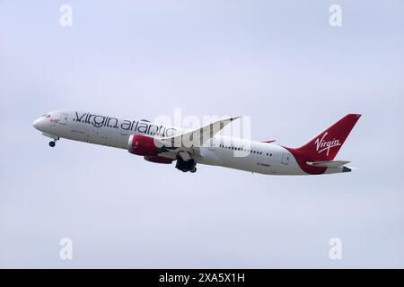 Le Boeing 787-900 Virgin Atlantic immatriculé G-VOWS est en vol au LAX, à l'aéroport international de Los Angeles, le 27 mai 2024. Banque D'Images