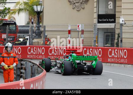 Monte Carlo, Principauté de Monaco. 24 mai 2024. Grand Prix de formule 1 de Monaco au circuit de Monaco à Monte Carlo. Photo : Valtteri Bottas (fin) de Stake F1 Team Kick Sauber sur l'avenue de Monte-Carlo lors de la première séance d'essais © Piotr Zajac/Alamy Live News Banque D'Images