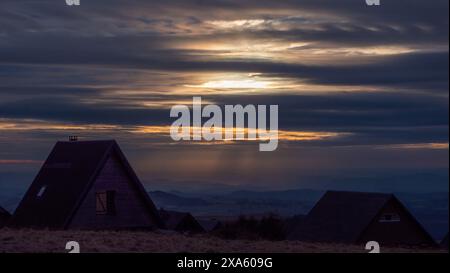 Une vue panoramique sur les chalets de montagne dans la station de ski de Chastraix, France Banque D'Images