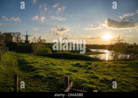 Une vue d'un moulin à vent au coucher du soleil au petit village Veere en Zélande aux pays-Bas Banque D'Images