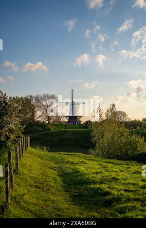 Une vue d'un moulin à vent au coucher du soleil au petit village Veere en Zélande aux pays-Bas Banque D'Images