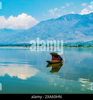 Un bateau vide, naviguant sur un lac serein Banque D'Images