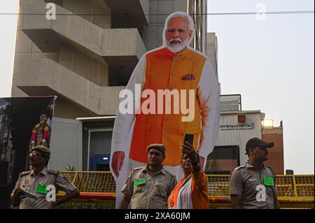 New Delhi, Delhi, Inde. 4 juin 2024. Un partisan du Bharatiya Janata Party (BJP) clique sur un selfie avec une affiche découpée du premier ministre indien, Narendra Modi, devant le siège du parti au milieu des résultats de l'élection générale indienne à New Delhi, en Inde, le 4 juin 2024. (Crédit image : © Kabir Jhangiani/ZUMA Press Wire) USAGE ÉDITORIAL SEULEMENT! Non destiné à UN USAGE commercial ! Crédit : ZUMA Press, Inc/Alamy Live News Banque D'Images