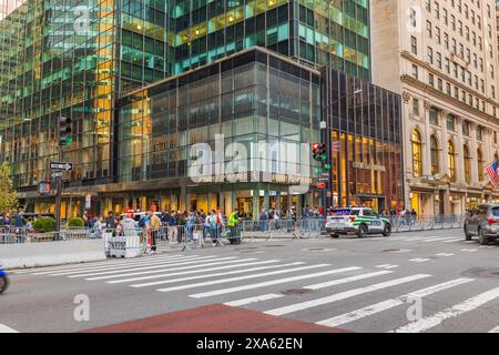 Belle vue sur la boutique Armani sur la 5ème Avenue à Manhattan. New York. ÉTATS-UNIS. Banque D'Images