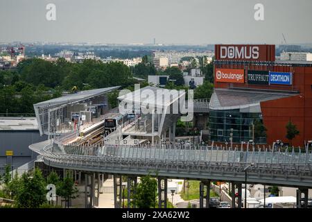 Rosny sous bois, France. 04 juin 2024. Nouvelle station aérienne de Coteaux Beauclair sur l'extension de la ligne 11 du métro de Paris (ligne 11) à Rosny sous bois près de Paris, France le 4 juin 2024. Reliant actuellement le centre-ville de Châtelet à la Mairie des Lilas, à l’est de la capitale, la ligne 11 est en cours d’extension jusqu’à Rosny-bois-Perrier, assurant l’échange avec la ligne E du RER et le réseau orbital du Grand Paris Express. Photo Christophe Geyres/ABACAPRESS. COM Credit : Abaca Press/Alamy Live News Banque D'Images