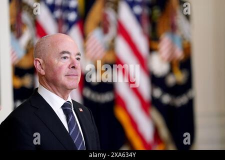 Washington, États-Unis. 04 juin 2024. Alejandro Mayorkas, secrétaire du département américain de la sécurité intérieure (DHS), dans la salle est de la Maison Blanche à Washington, DC le mardi 4 juin 2024. Le président Joe Biden a signé un décret qui mettra temporairement fin aux demandes d'asile. Photo par Al Drago/ crédit : UPI/Alamy Live News Banque D'Images