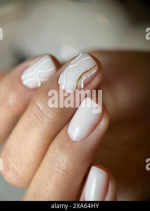 Gros plan des ongles manucurés d'une femme caucasienne Banque D'Images