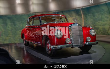 Mercedes-Benz 300 (1952). Musée Mercedes Benz, Mercedes-Benz World à Stuttgart, Baden Wuertemberg, Allemagne, Europe Banque D'Images
