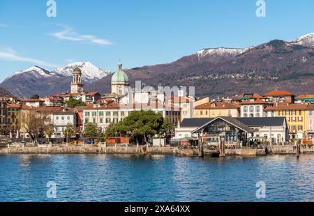 Vue panoramique de la ville intra depuis le lac majeur avec des montagnes enneigées en arrière-plan, Verbania, Piémont, Italie Banque D'Images