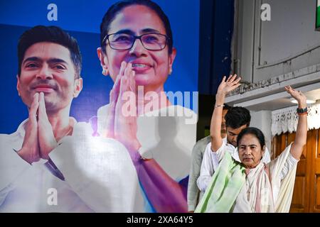 Kolkata, Inde. 04 juin 2024. Mamata Banerjee, ministre en chef de l'État indien du Bengale occidental et chef du parti du Trinamool Congress (TMC), fait des gestes après avoir remporté la plupart des sièges aux élections de Lok Sabha en 2024 dans l'État du Bengale occidental. Crédit : SOPA images Limited/Alamy Live News Banque D'Images