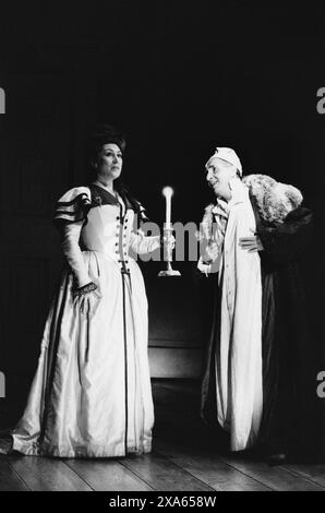 Richenda Carey (Margaret Nicholson), Nigel Hawthorne (King George III) dans LA FOLIE DE GEORGE III par Alan Bennett Any The Lyttelton Theatre, National Theatre (NT), Londres SE1 1993 design : Mark Thompson éclairage : Paul Pyant réalisateur : Nicholas Hytner Banque D'Images