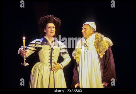 Richenda Carey (Margaret Nicholson), Nigel Hawthorne (King George III) dans LA FOLIE DE GEORGE III par Alan Bennett Any The Lyttelton Theatre, National Theatre (NT), Londres SE1 1993 design : Mark Thompson éclairage : Paul Pyant réalisateur : Nicholas Hytner Banque D'Images